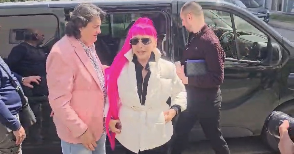 Zorica Brunclik stigla na PZ, prvi put u javnosti nakon operacije: Ne skida osmeh, Kemiš je izveo iz kombija