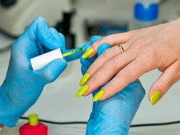 Boja za nokte u boji pistaća