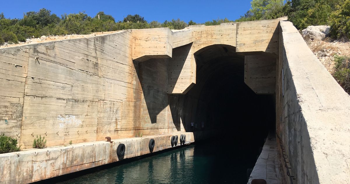 Ušli su u nekadašnju TAJNU BAZU na jadranskom ostrvu i ostali bez reči: Pogledajte šta su pronašli