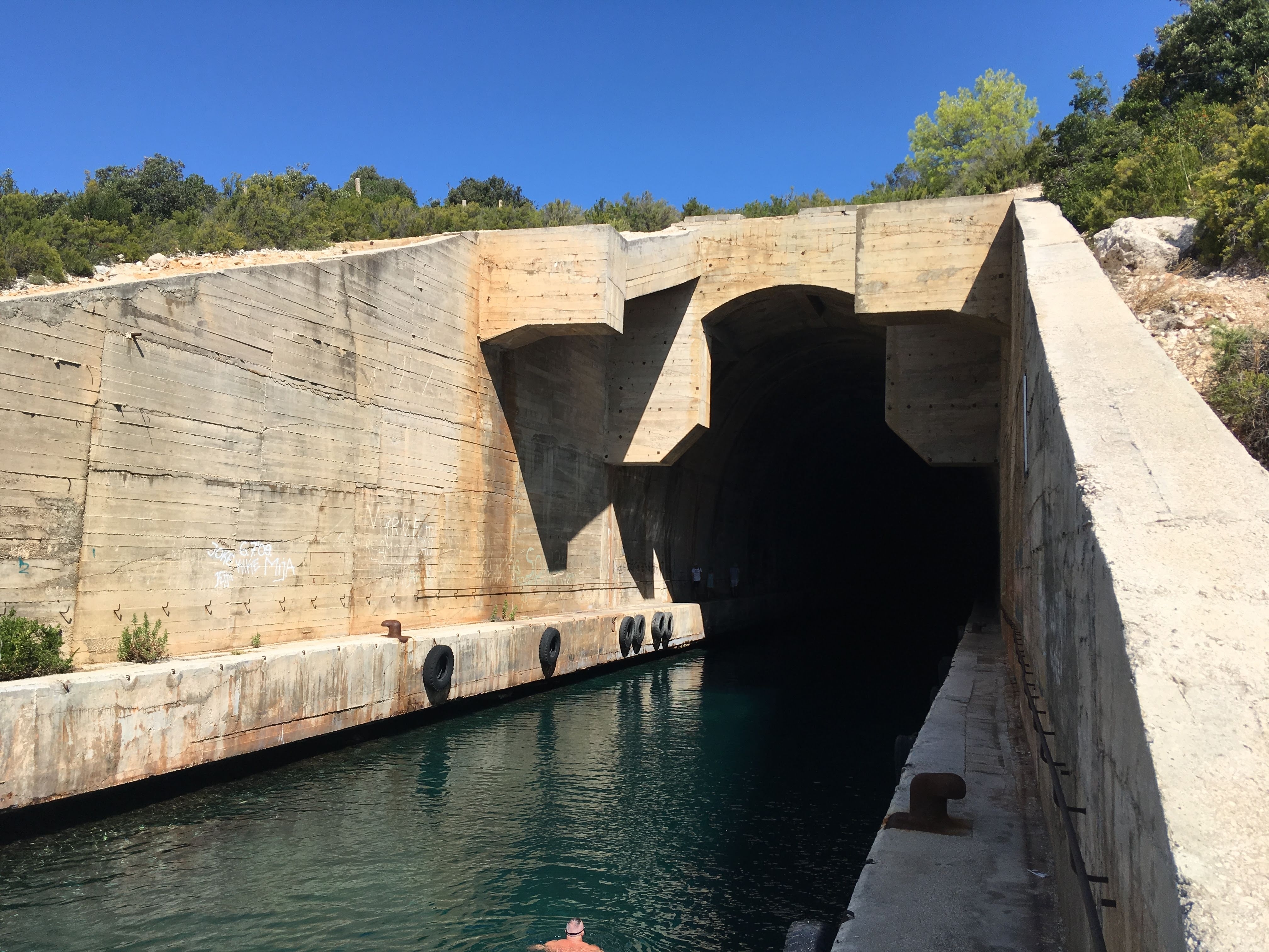 Ušli su u nekadašnju TAJNU BAZU na jadranskom ostrvu i ostali bez reči: Pogledajte šta su pronašli