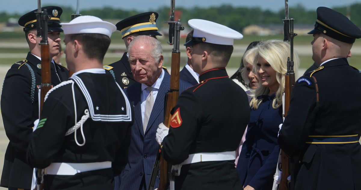 Britanski kralj i kraljica sleteli u bazu Endruz: Crveni tepih na početku četvorodnevne posete SAD