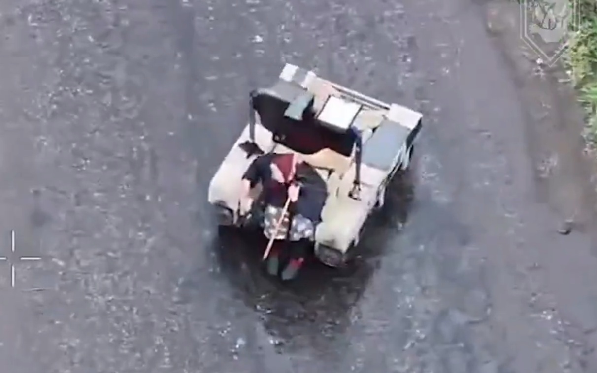 "BAKO, UPADAJ!" Robot spasio staricu na liniji fronta u Ukrajini! Jedva hodala sa dva štapa, a onda je stigao!