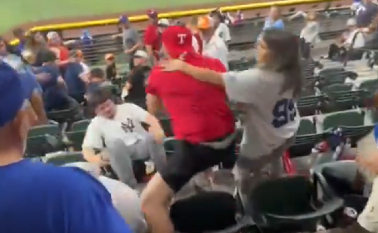 Tuča na tribinama: Provokacija izazvala frku, navijač pao u drugi red tribina, pesnice sevale sa svih strana!