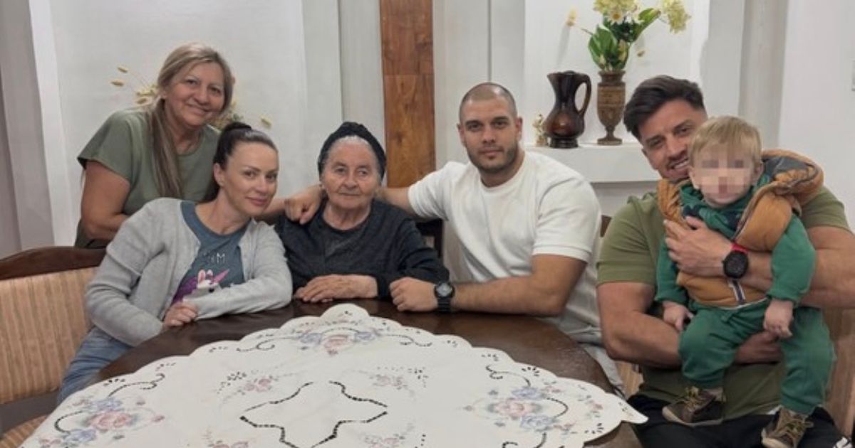 Slavlje u porodici Dragojević, Dejan ih okupio za stolom, pa saopštio lepe vesti javno: Biljana puca od sreće