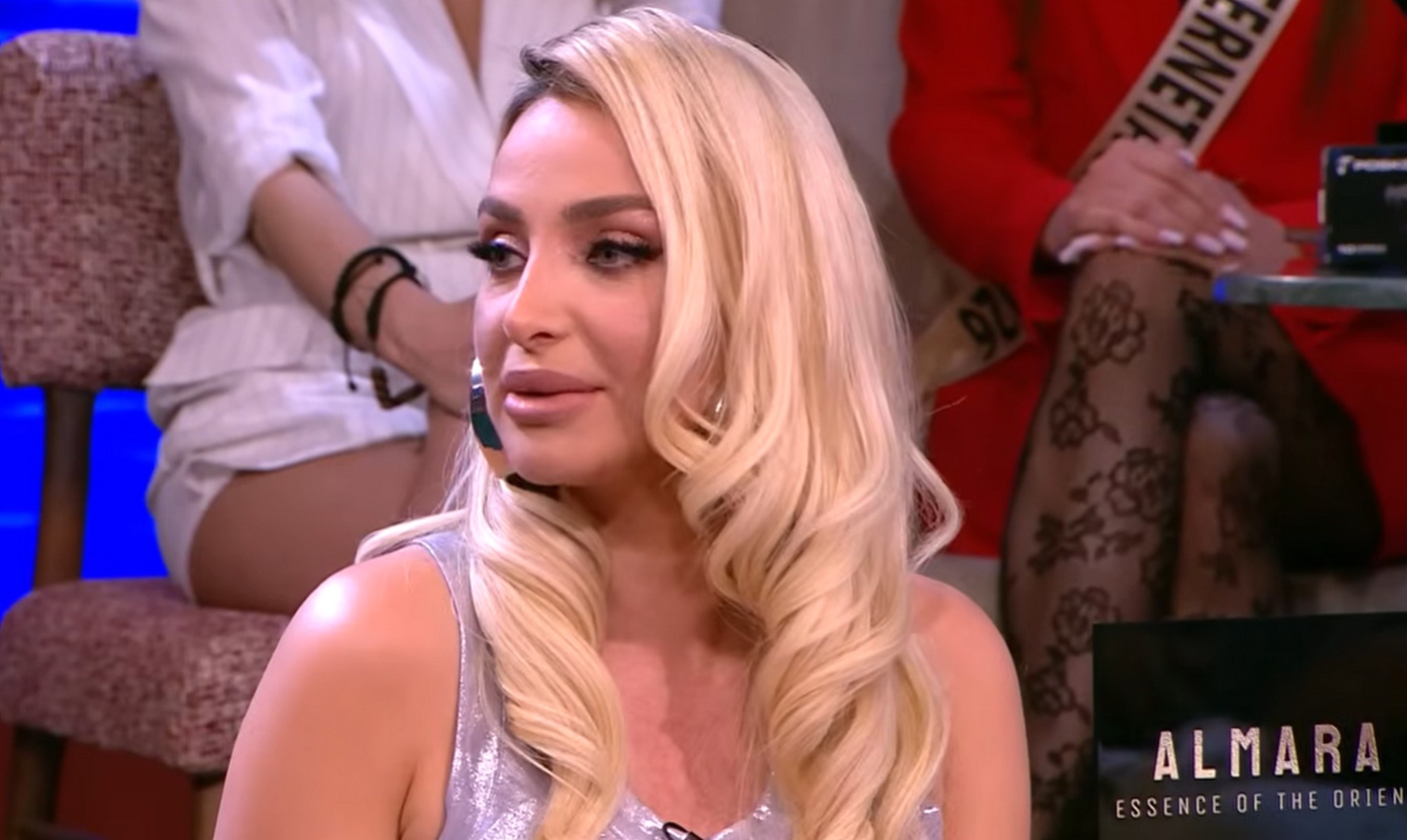 "Prišao je i liznuo me" Maja se prisetila situacija sa scene, pomenula i bivše devojke supruga: “Neka dođu"