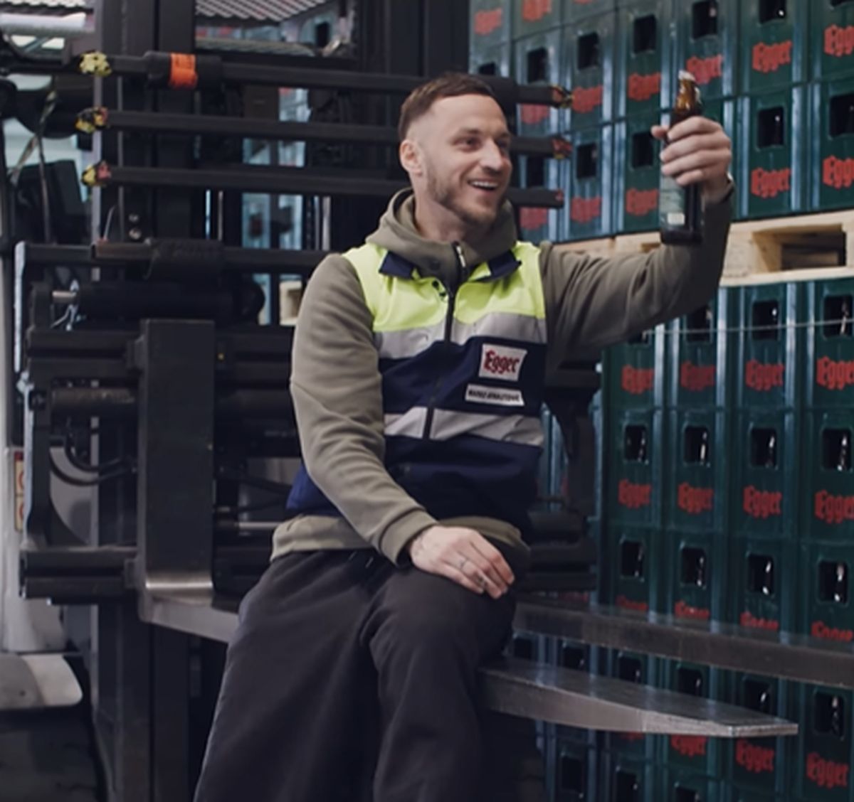 Marko Arnautović sa 9 različitih predmeta otvorio pivo, broj 6 će vas iznenaditi