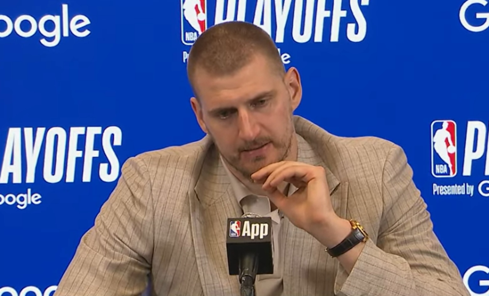 Nikola Jokić upitan zbog čega je na kraju meča ONO uradio, pognuo je glavu i odgovorom nasmejao sve