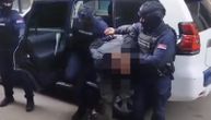 Ovako je uhapšen mladić osumnjičen za ubistvo deke na Novom Beogradu: Policija ga sa lisicama uvela u stanicu