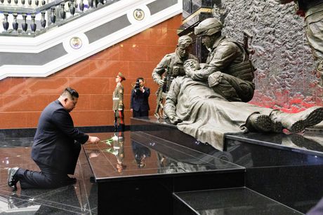 Kim Džong Un polaže venac na spomenik severnokorejskim vojnicima poginulim u Ukrajini