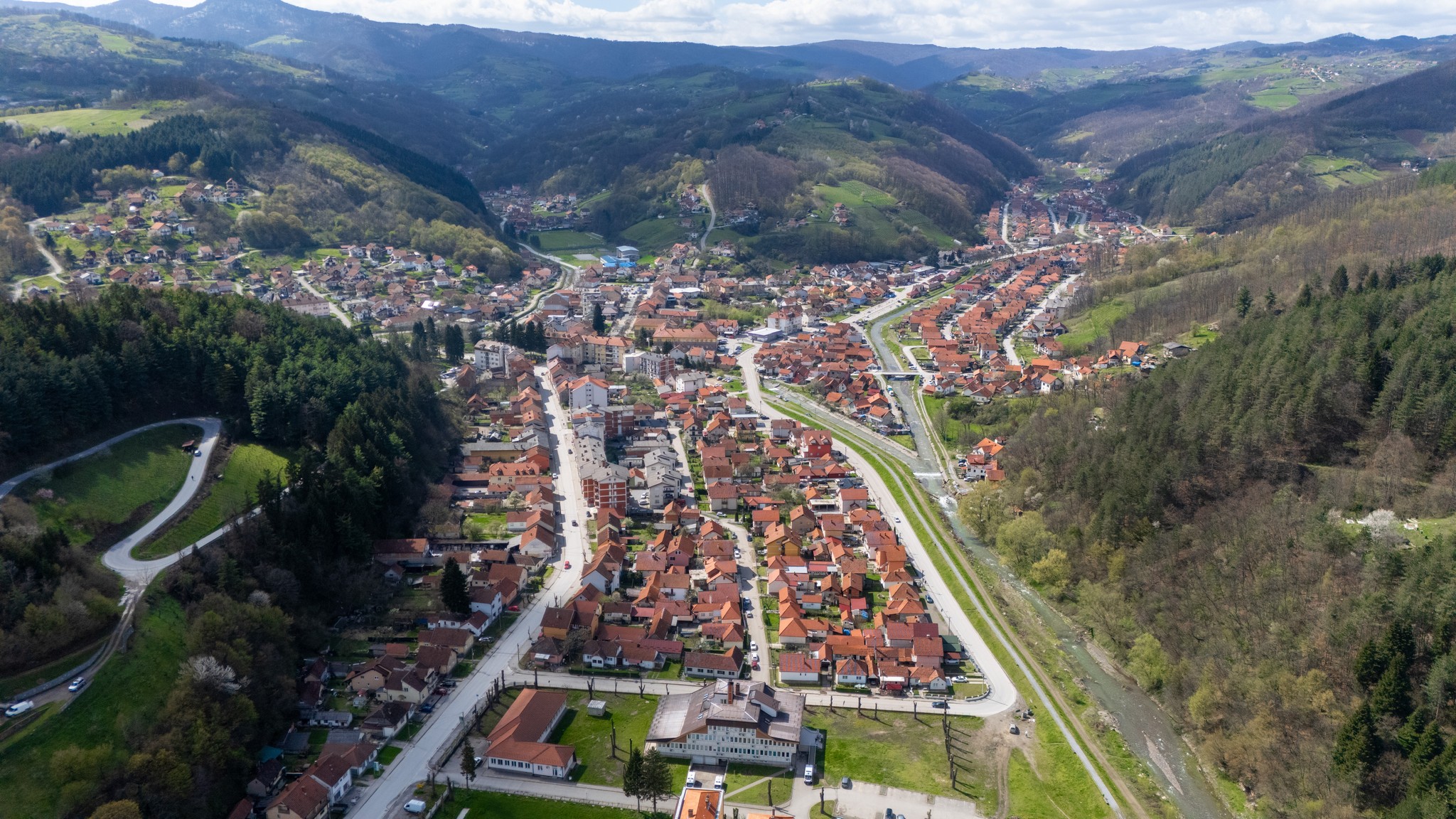 Fotografija iz Srbije raznežila korisnike društvenih mreža: Zaspao ležeći na plišanom medi nasred ulice