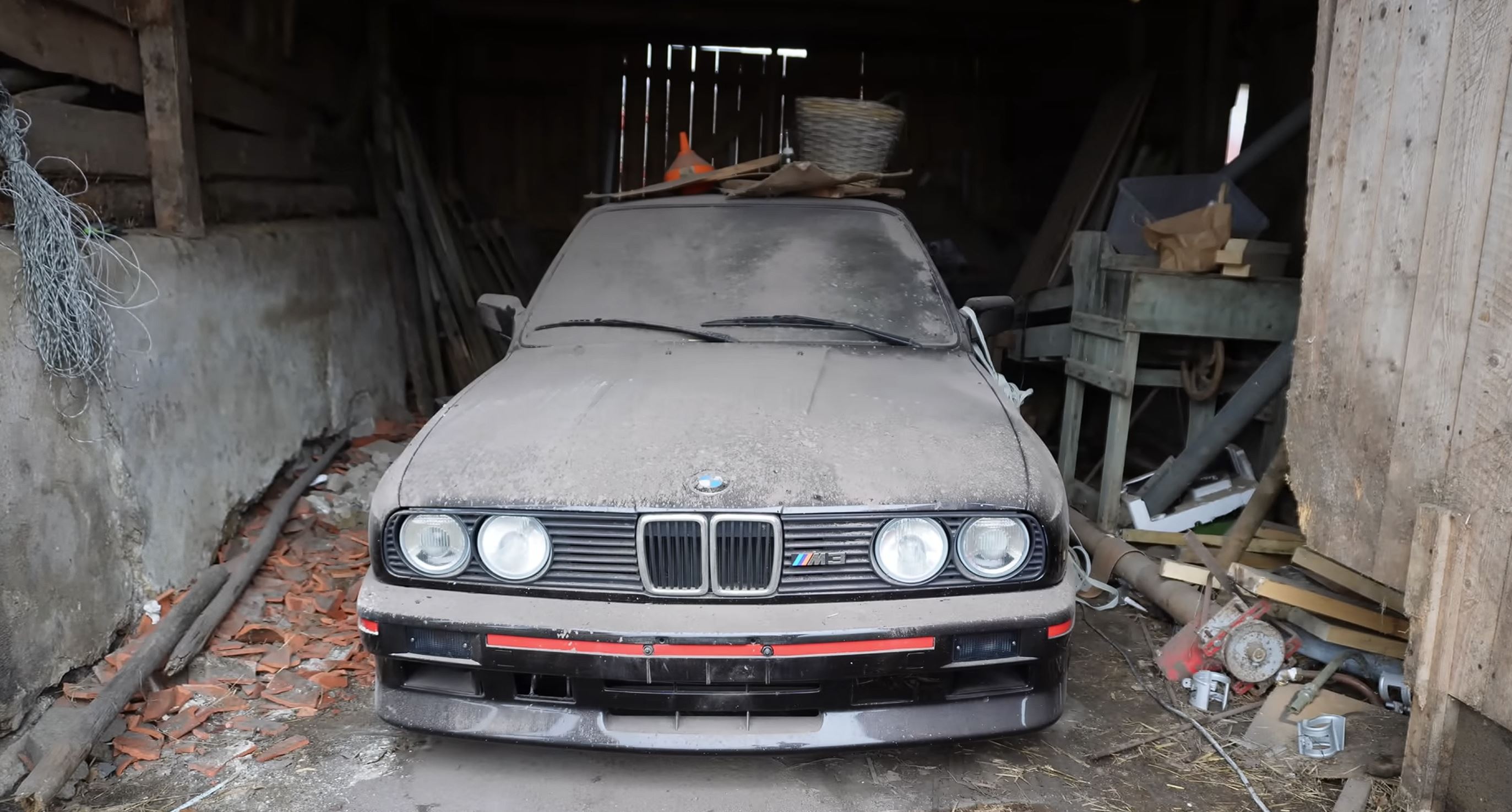 Otvorio štalu, "našao" MONSTRUMA: Ovaj čuveni BMW iz prašine vredi stotine hiljada evra