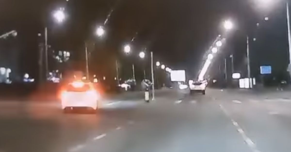 KAMIKAZA NA BULEVARU U BEOGRADU: Novi snimak divljanja, dao pun gas, a onda na raskrsnici uleće u KONTRASMER