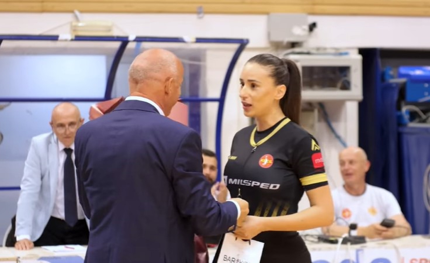 Džentlemnsko izvinjenje Mihaila Pavićevića: Kažnjen zbog uvrede sutkinji, sada joj doneo buket cveća