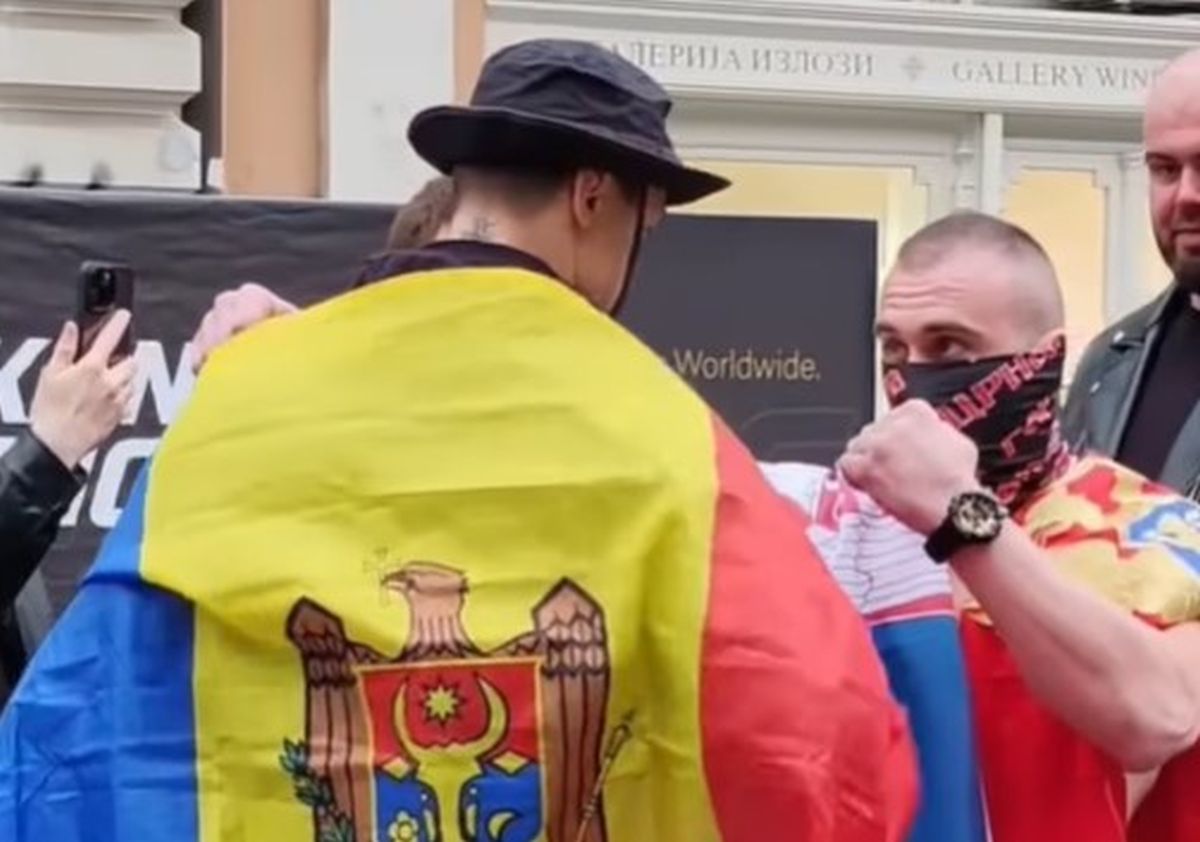 Ono što smo videli u centru Beograda se retko viđa! Pred "krvavi" šou izašao sa zastavama Srbije i Crne Gore