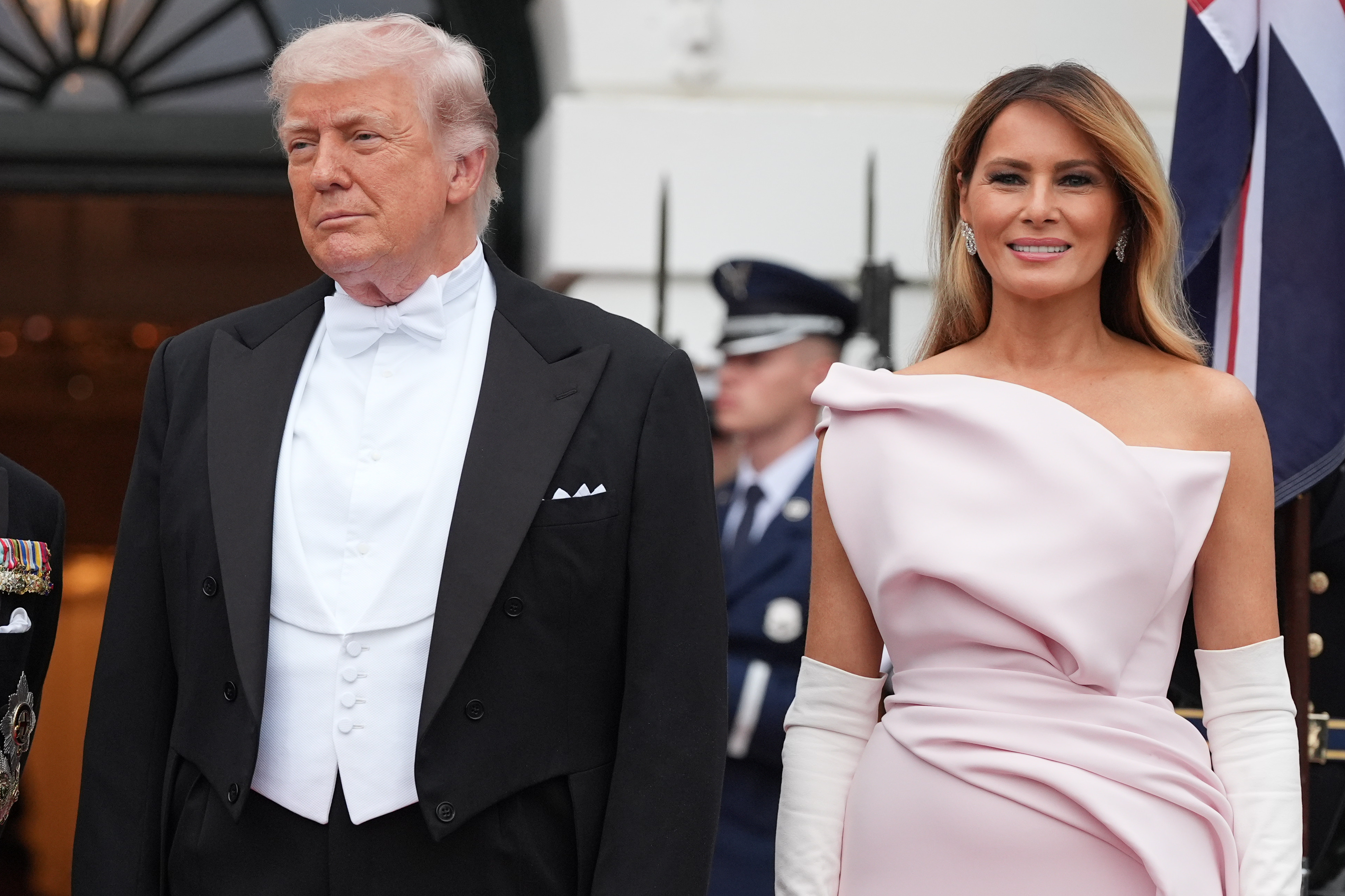 SNIMAK OBIŠAO SVET: Svi pričaju o neprijatnom trenutku Melanije i Donalda Trampa pred kamerama