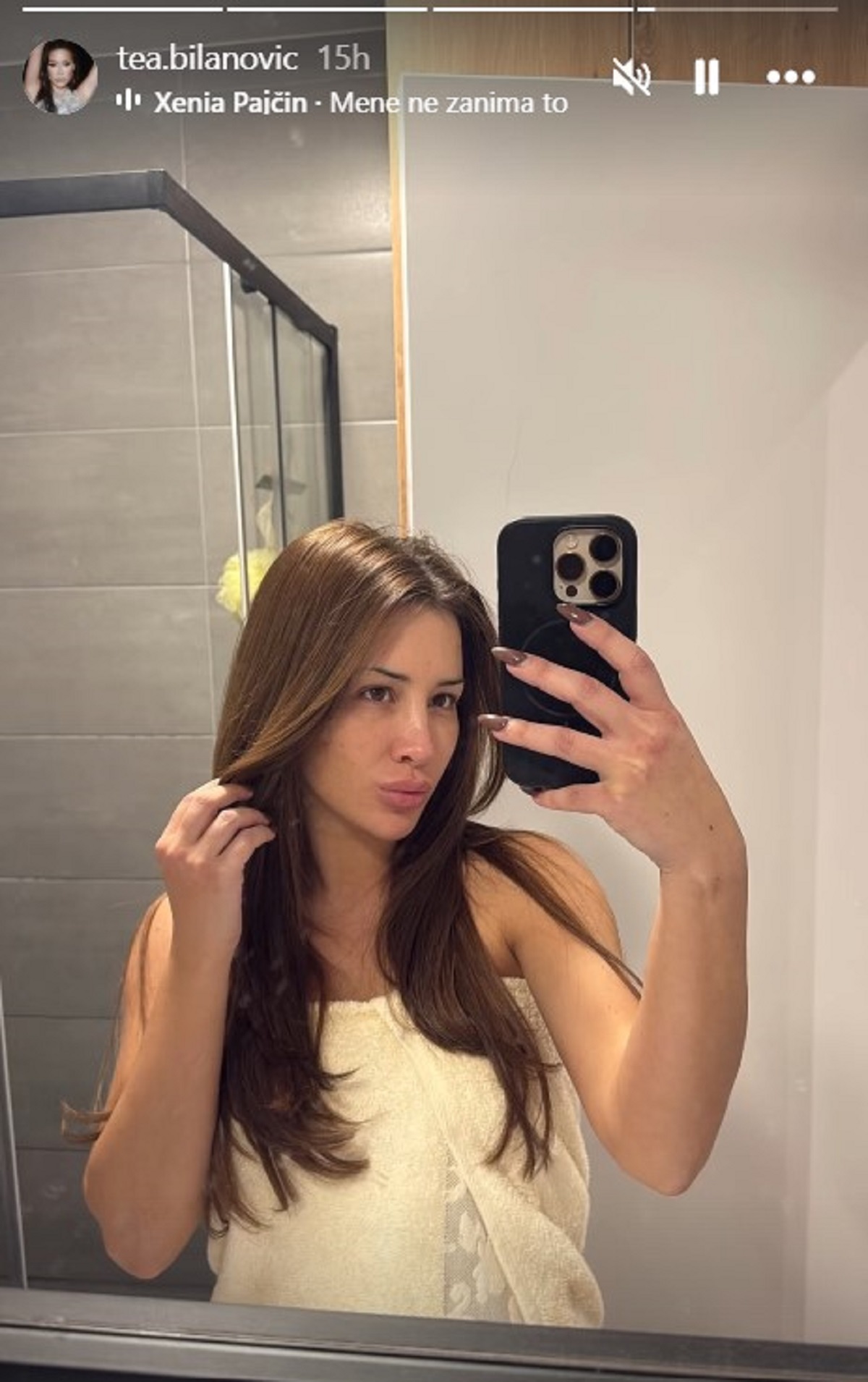 Samo peškir na Tei: Pevačica provocira u brutalnom izdanju, a na licu nema ni gram šminke