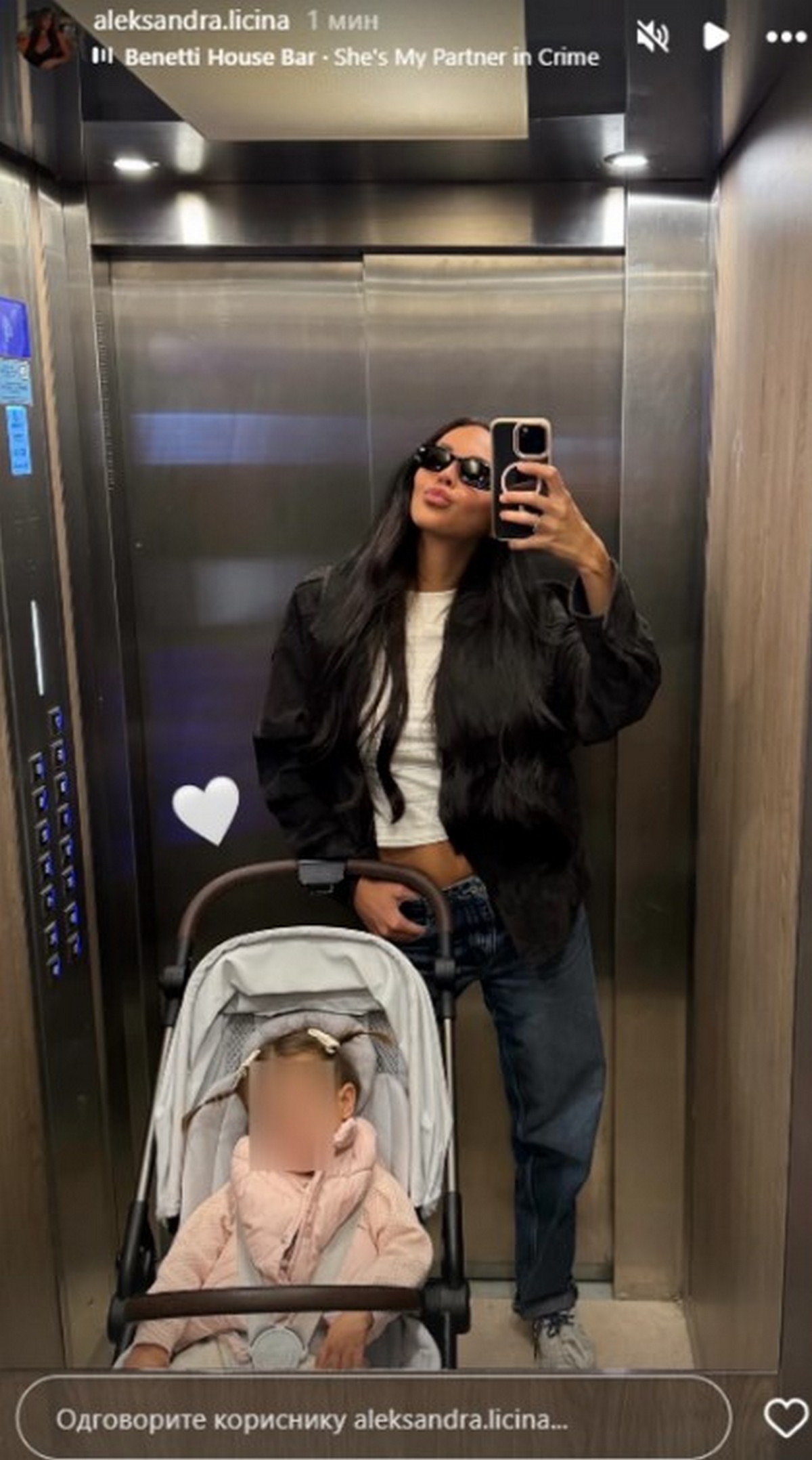 Ova fatalna crnka udata je za unuka Šabana Šaulića: Pozirala u liftu golog stomaka, svi su u šoku kako izgleda