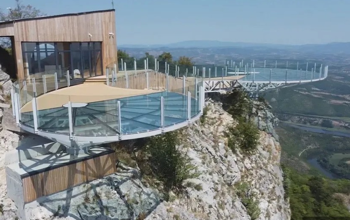 Potpuna obustava saobraćaja na putu ka vidikovcu na Kablaru