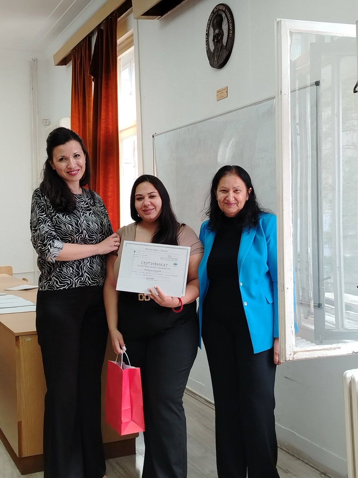 Romkinje jačaju ekonomsku sigurnost: Dodeljeni sertifikati i oprema za 40 žena u Beogradu