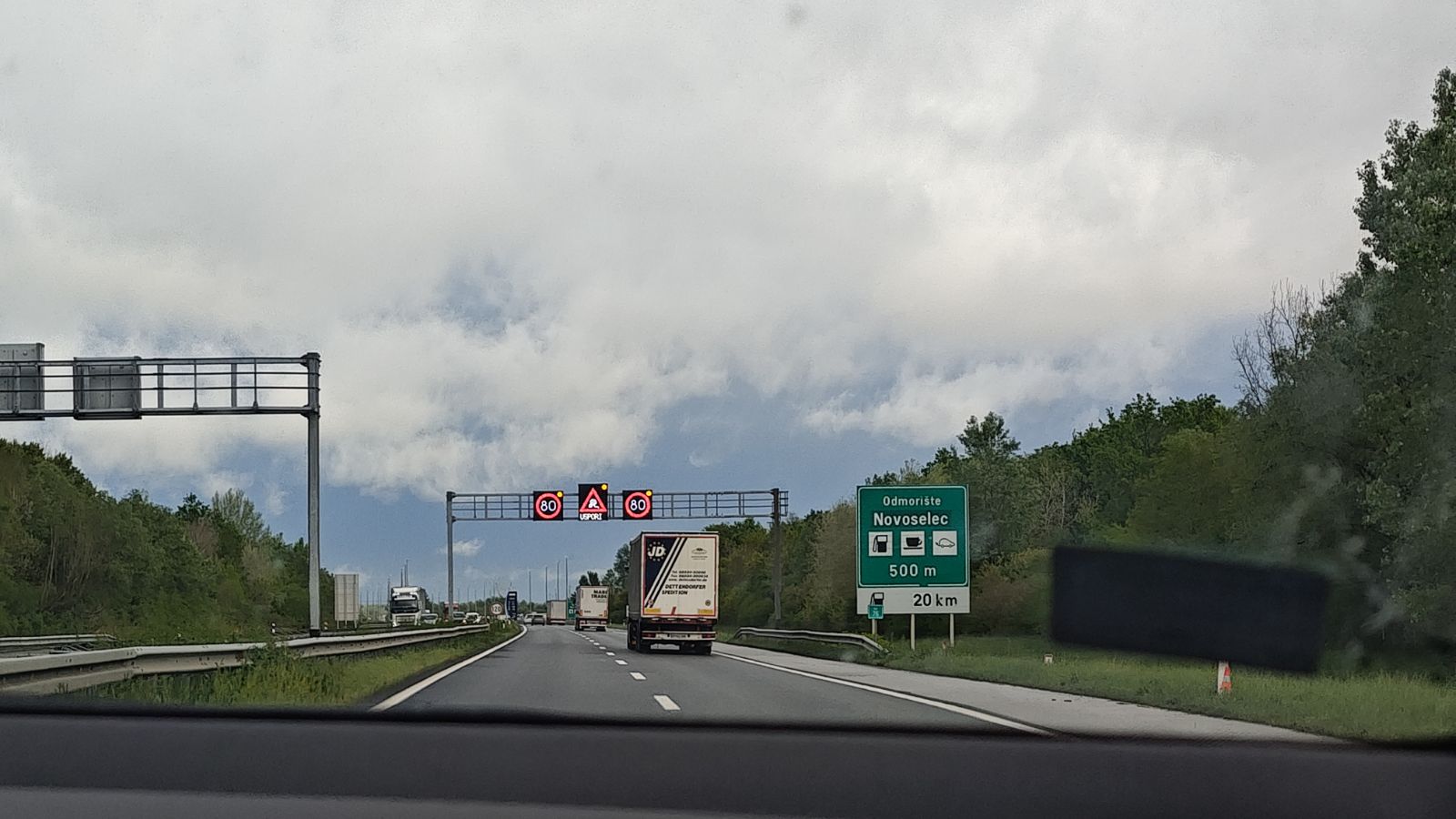 OVOGA NEMA NI U CRTANIM FILMOVIMA!! Crnogorac automobilom gurao drugi u kvaru na auto-putu, pretekli i kamion!