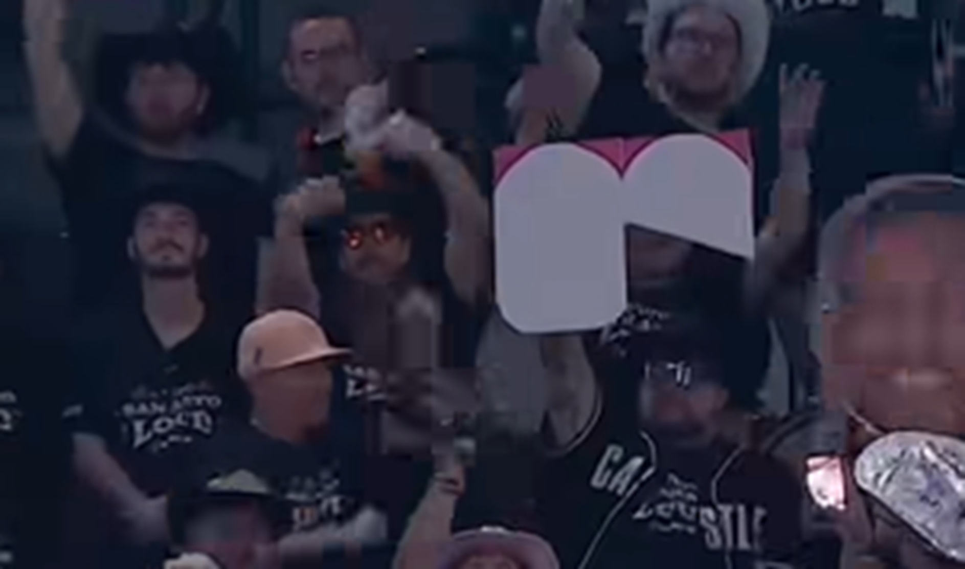 Navijači provocirali momka koji nosi Srbiju u srcu: Transparentom ga podsetili na veliku nezgodu