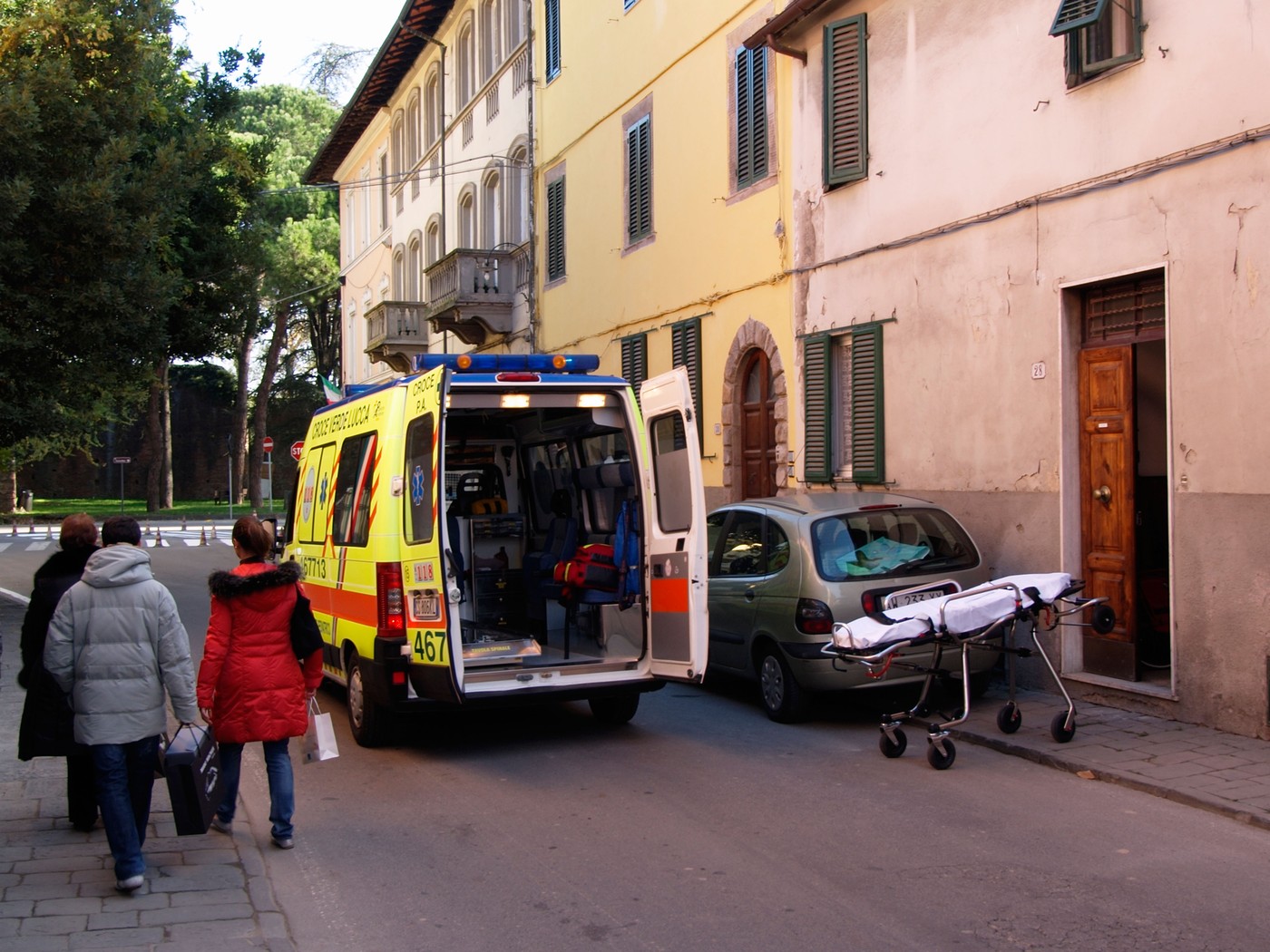 NEVEROVATNO! Hirurg na ulici operisao čoveka: Otvorio mu grudni koš i zašio srce za 7 minuta