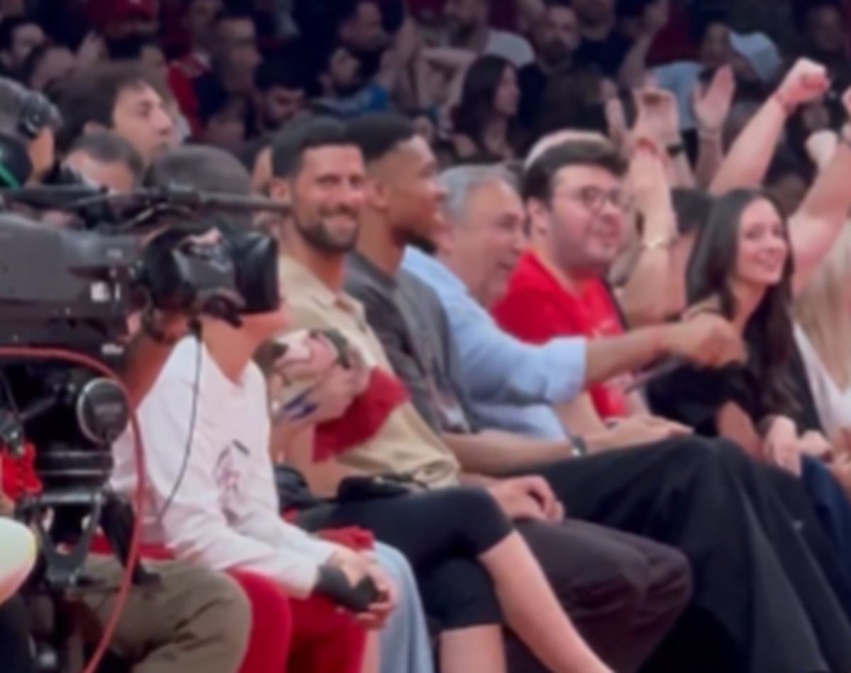 Đoković pevao pesmu Delija i Olimpijakosa, Janis nije mogao da veruje šta se dešava na tribinama