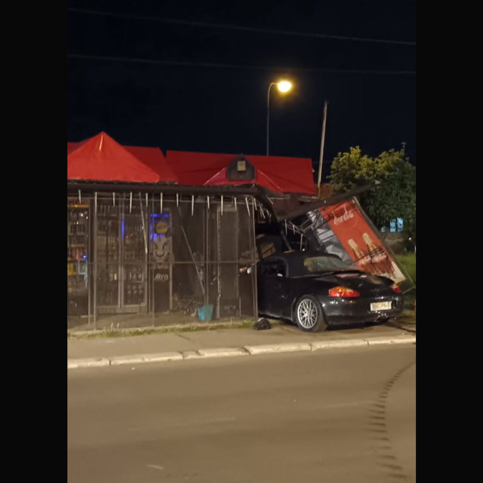 Auto uleteo u kiosk, radnica teško povređena: Neviđena saobraćajka u Obrenovcu