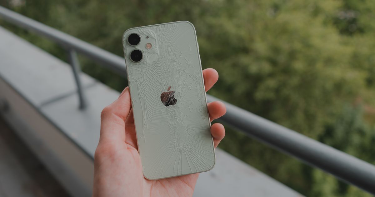 Why is repairing iPhone glass so expensive: The reason is one detail