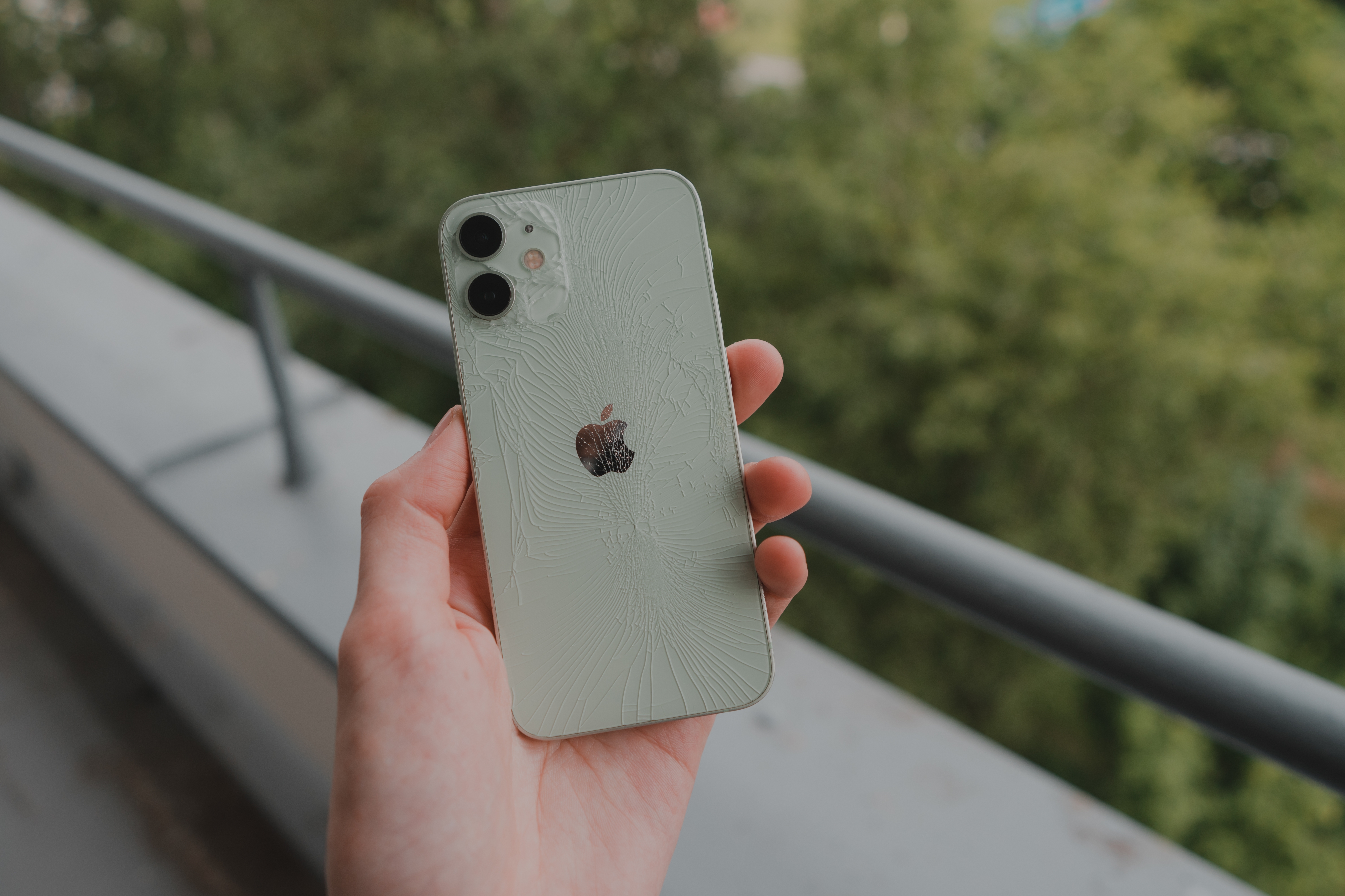 Zašto je popravka stakla na iPhone telefonima toliko skupa: Razlog je jedan detalj