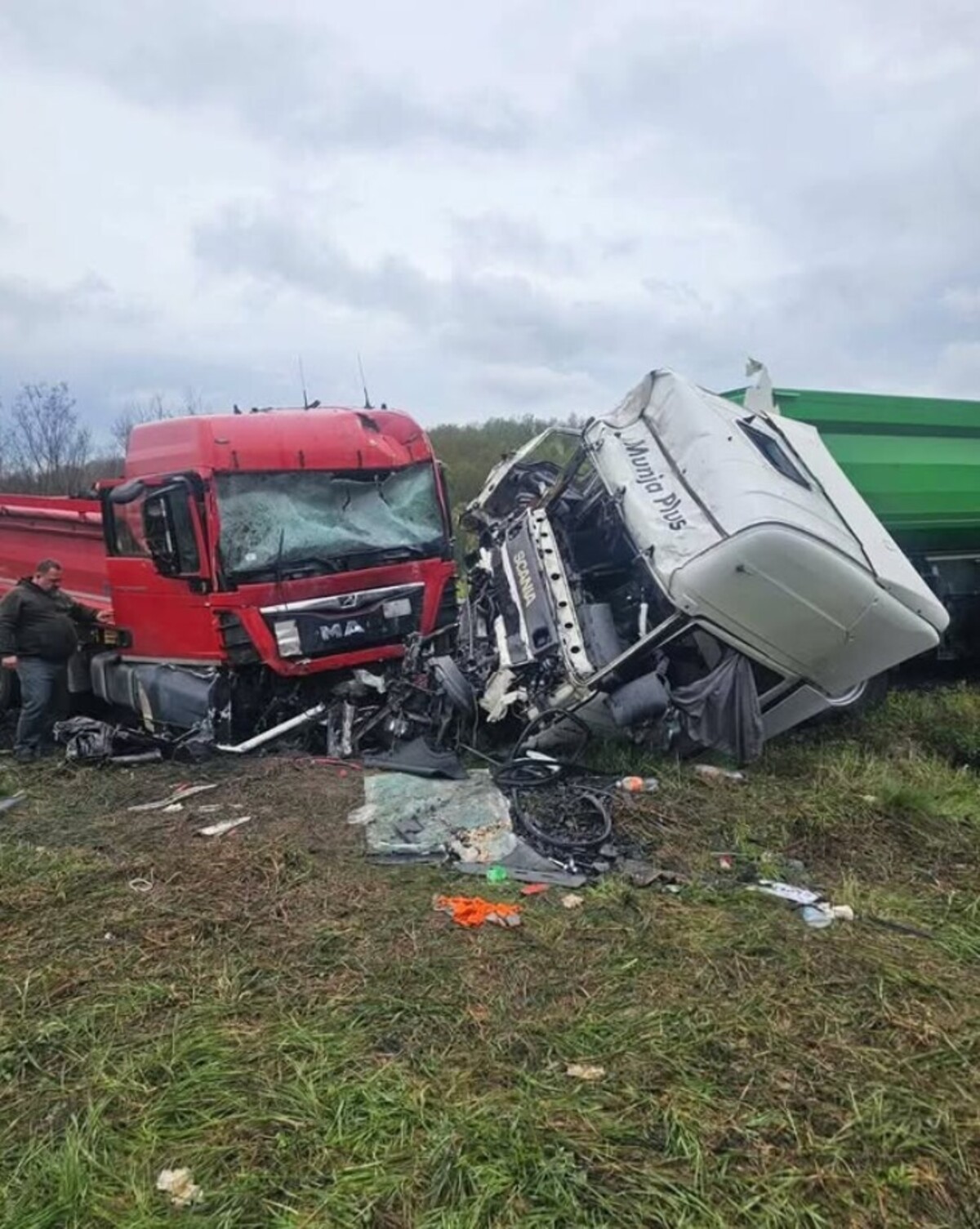 Stravična nesreća kod Knjaževca, sudarila se dva kamiona: Suvozača jedva izvukli iz kabine