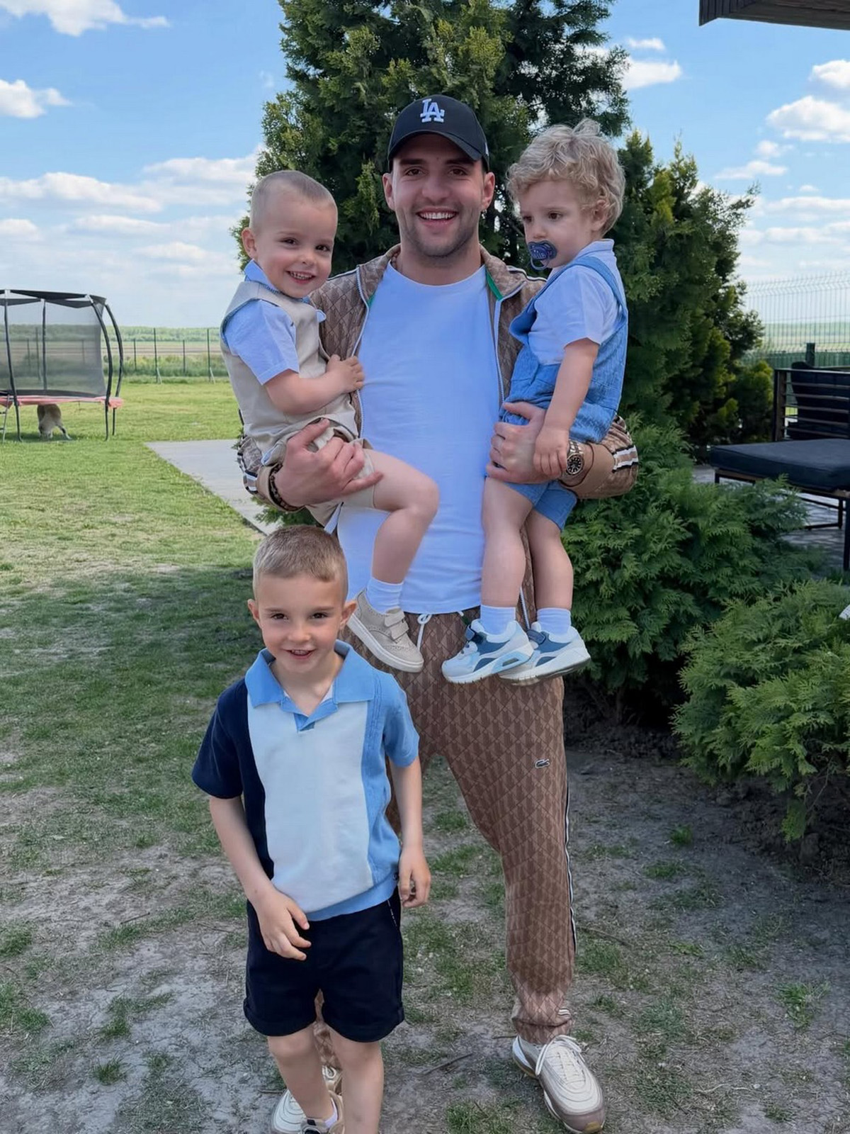 Veljko Ražnatović stigao u Srbiju i odmah zagrlio naslednike: Prizor sa sinovima u Titelu raznežio sve