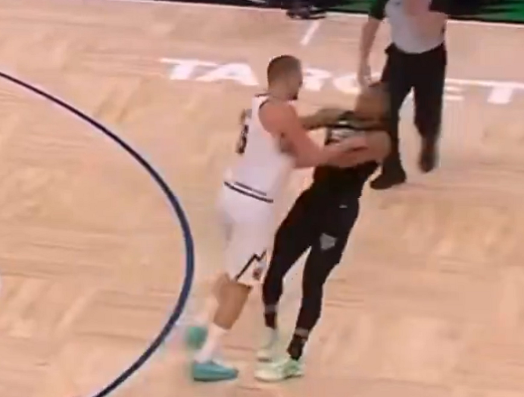 Pogledajte kako je nastao haos na meču Minesota - Denver, Jokić će ovu bruku svojih saigrača zapamtiti zauvek