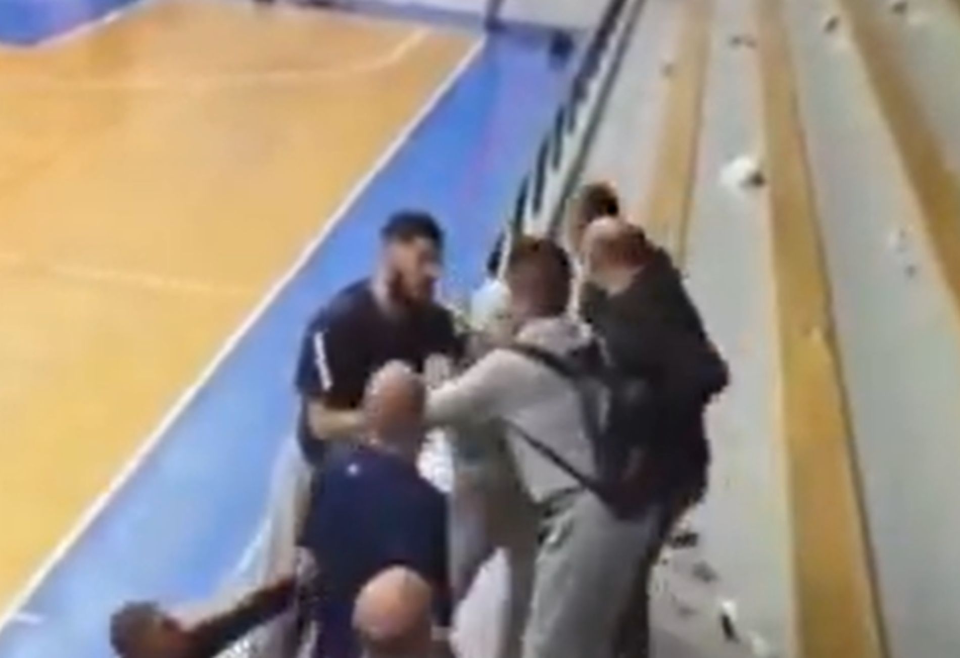 Nastavljen skandal igrača Zvezde: Kalinić i Izundu se popeli na tribine, gurnuli jednog navijača, opšti haos!