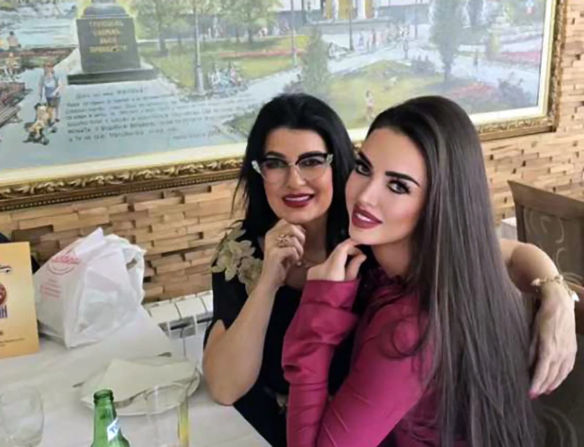 Završila težak fakultet, a izgleda kao model: Ćerka naše pevačice pozirala sa roditeljima, komentari pljušte