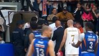 Nikoli Kaliniću pogrdno skandirali, on ušao u sukob s navijačem: Policajci ga jedva izveli iz hale posle tuče!