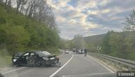 Teška saobraćajna nezgoda na putu prema Raški: Bmw potpuno zgužvan, u udesu učestvovala 4 auta