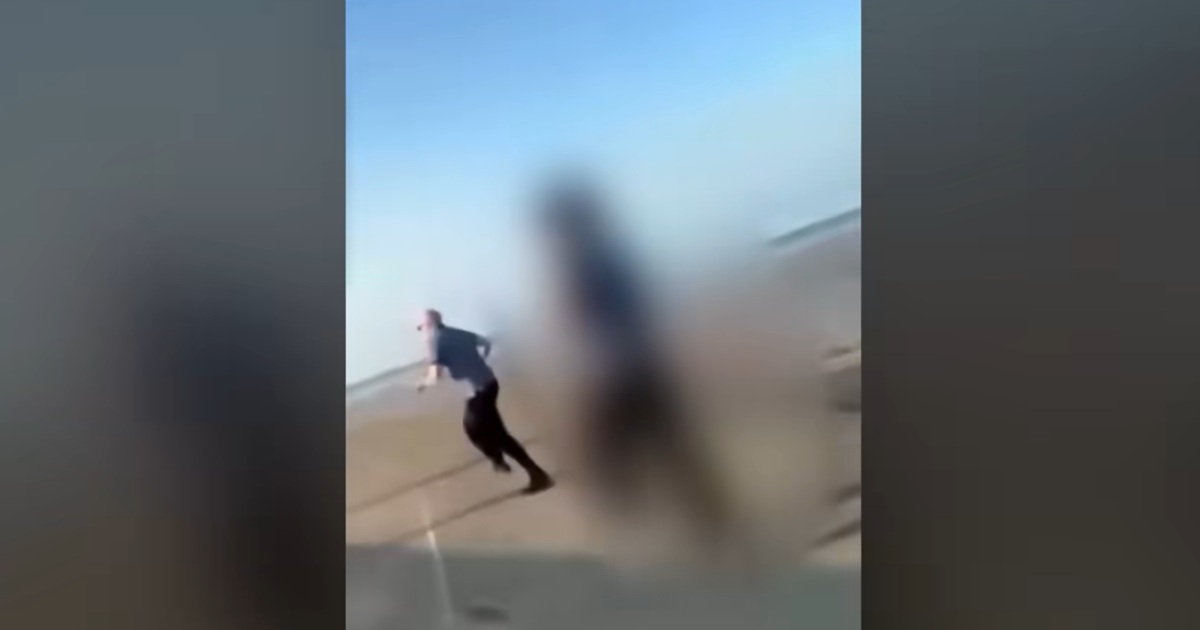 Tinejdžeri namamili Aleksandra, vikali mu "pedofil", pa ga kamenovali do smrti na plaži