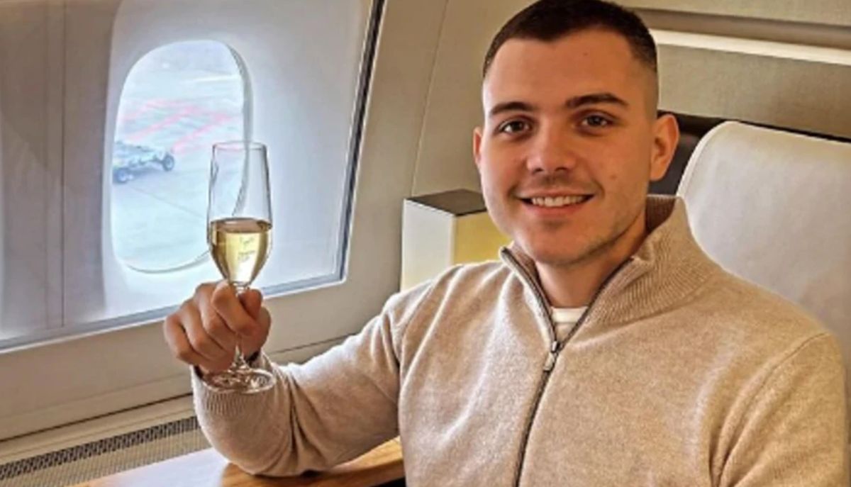 Piće od 820.000 dinara i kazan sa čvarcima: Viktor ovako slavi 1. maj, uživa za sve pare - oko njega luksuz