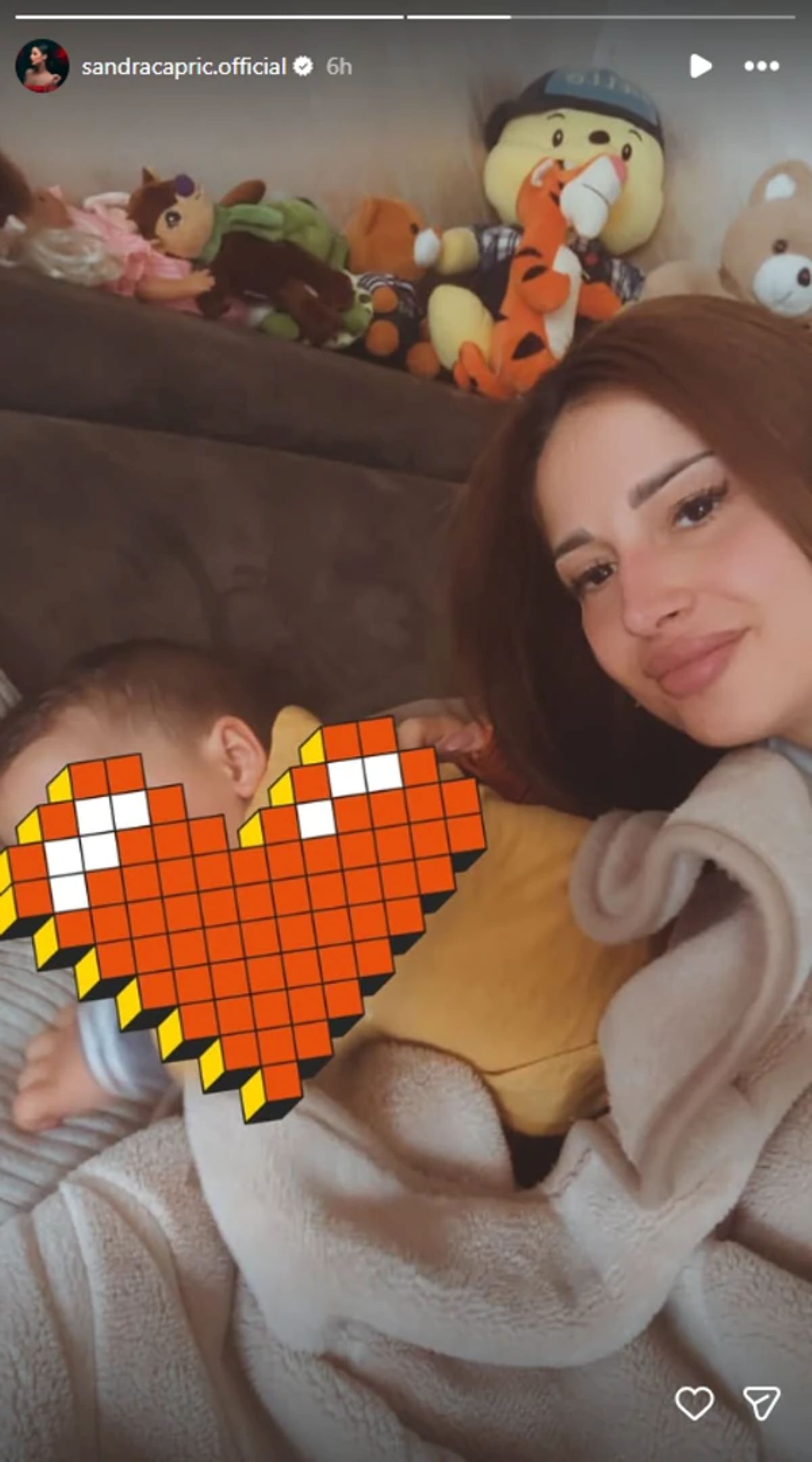 "Sin će zauvek nositi moje prezime" Naša pevačica podelila sliku sa naslednikom: Ovako pričala o ocu deteta