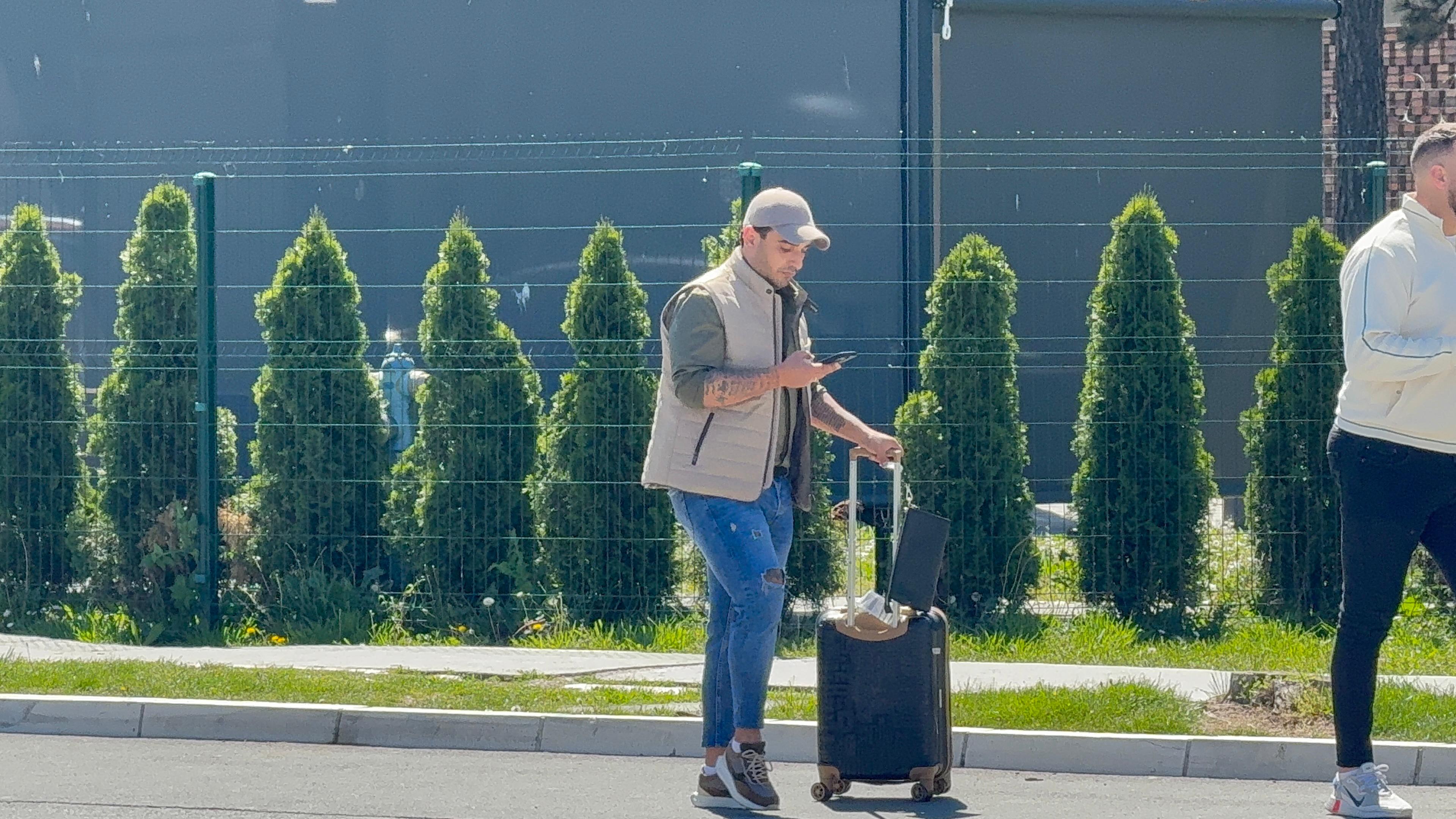 Darko Lazić nakon porodične tragedije uhvaćen na aerodromu: Pevač utučen, vuče kofere, ON je sve vreme s njim
