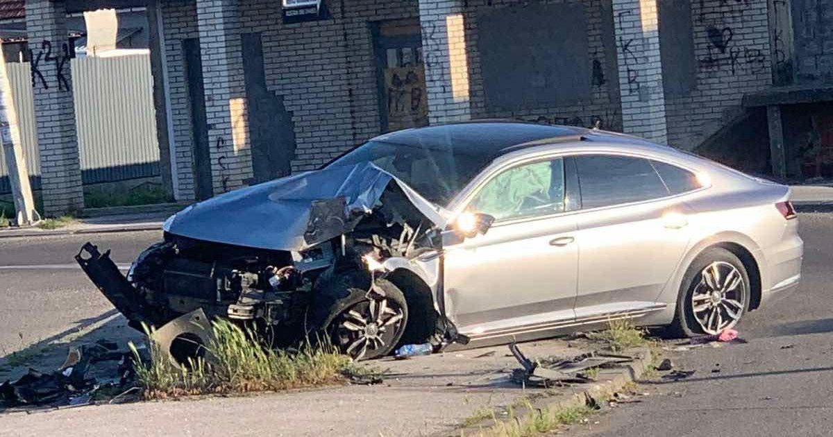 Izgubio kontrolu, pa se zakucao u betonski stub: Teška nezgoda u Kraljevu, luksuzno vozilo smrskano