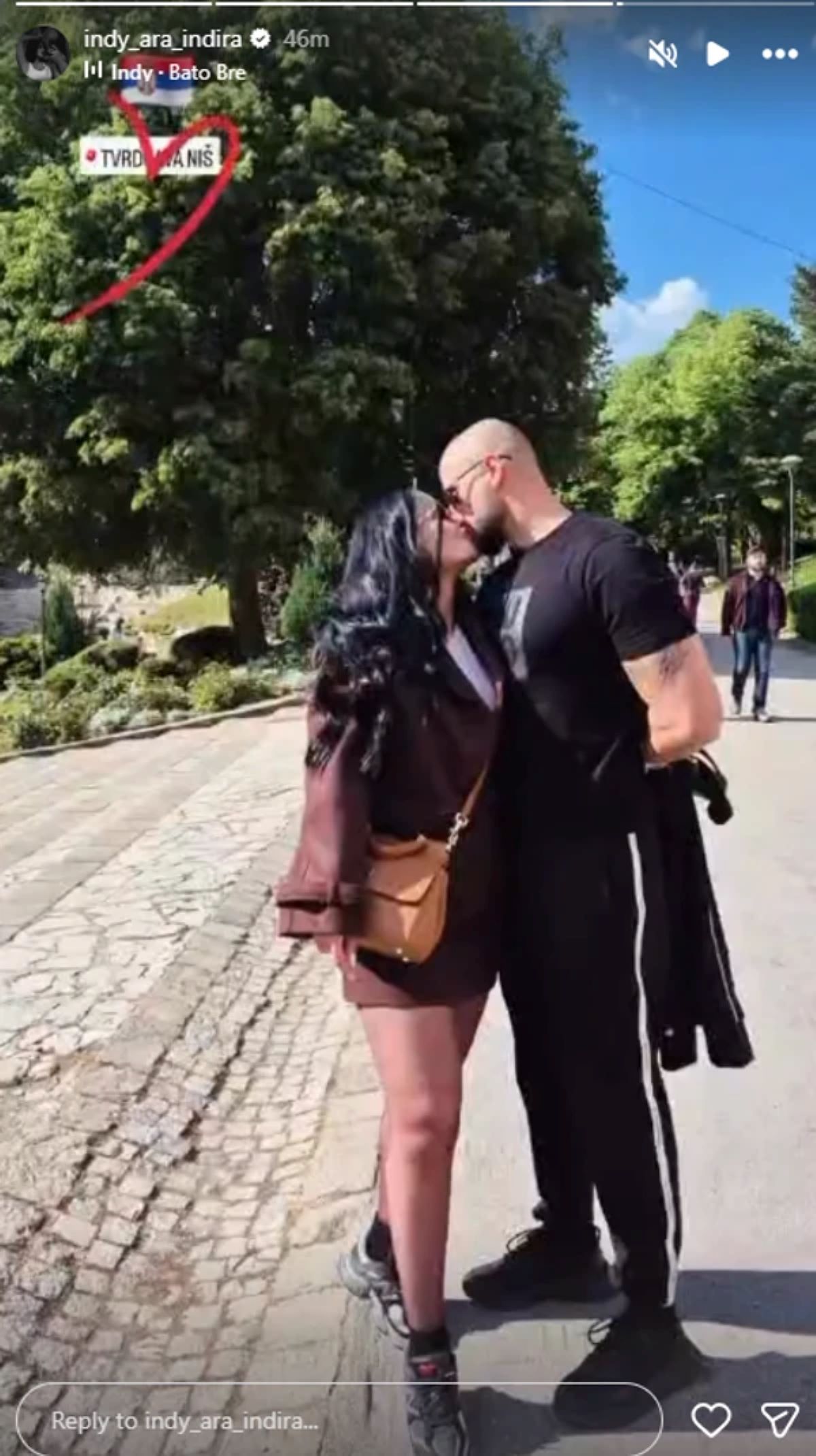 Ovo je novi dečko Indi Aradinović! Ljube se nasred ulice, ne mare za prolaznike: Pevačica "gori" u miniću