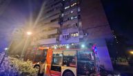 Prve slike sa mesta požara na Novom Beogradu: Vatrogasci blokirali ulicu, vozila ne mogu da prođu