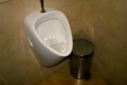 Stavite led u WC šolju jednom nedeljno i sačekajte: Trik iz restorana daje rezultat koji će vas iznenaditi
