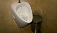 Stavite led u WC šolju jednom nedeljno i sačekajte: Trik iz restorana daje rezultat koji će vas iznenaditi