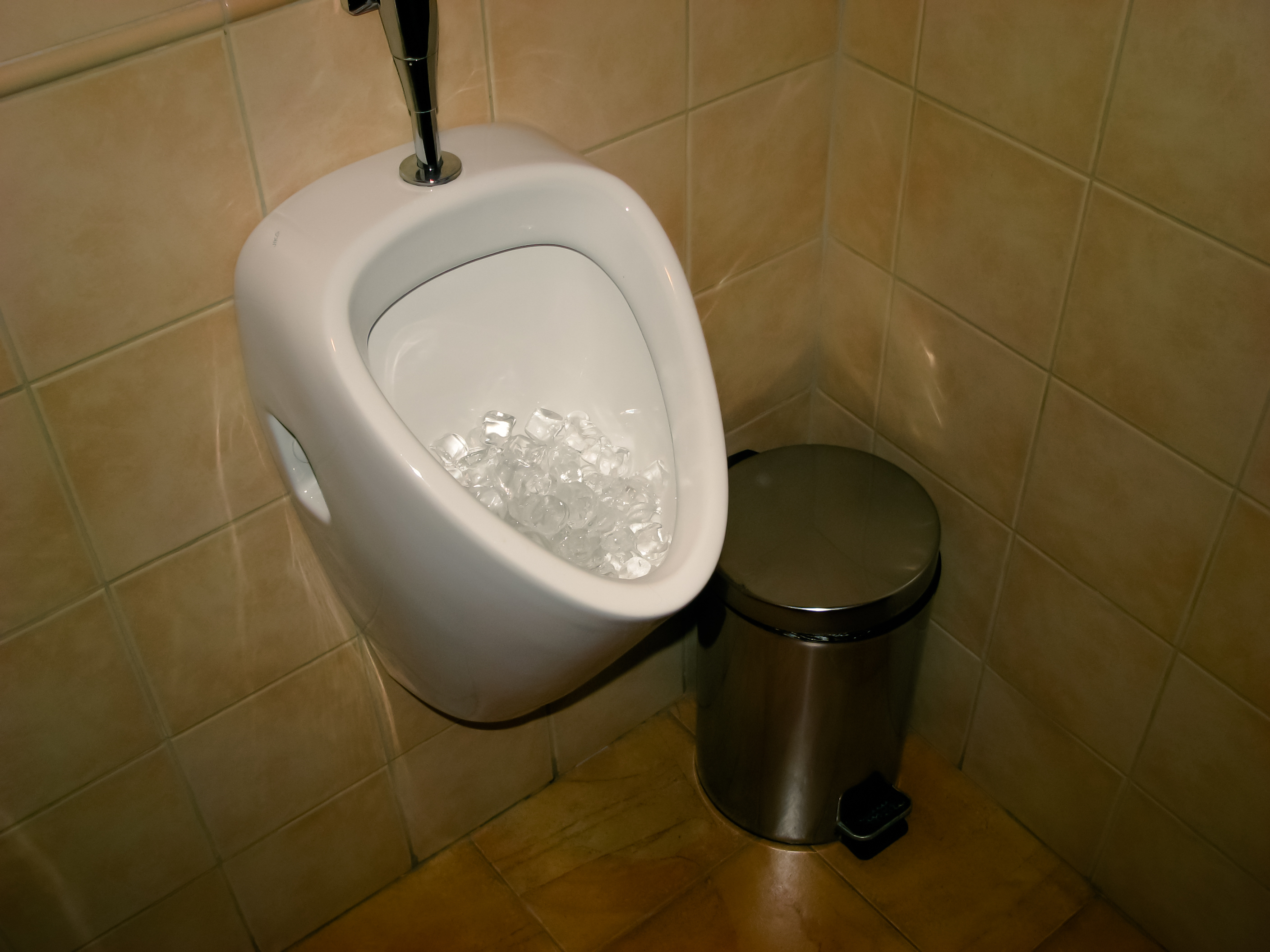 Stavite led u WC šolju jednom nedeljno i sačekajte: Trik iz restorana daje rezultat koji će vas iznenaditi