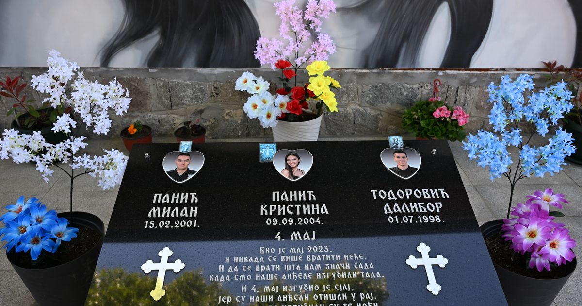 Tri godine tuge u Duboni i Malom Orašju: Porodice polažu vence, roditelji dece iz 