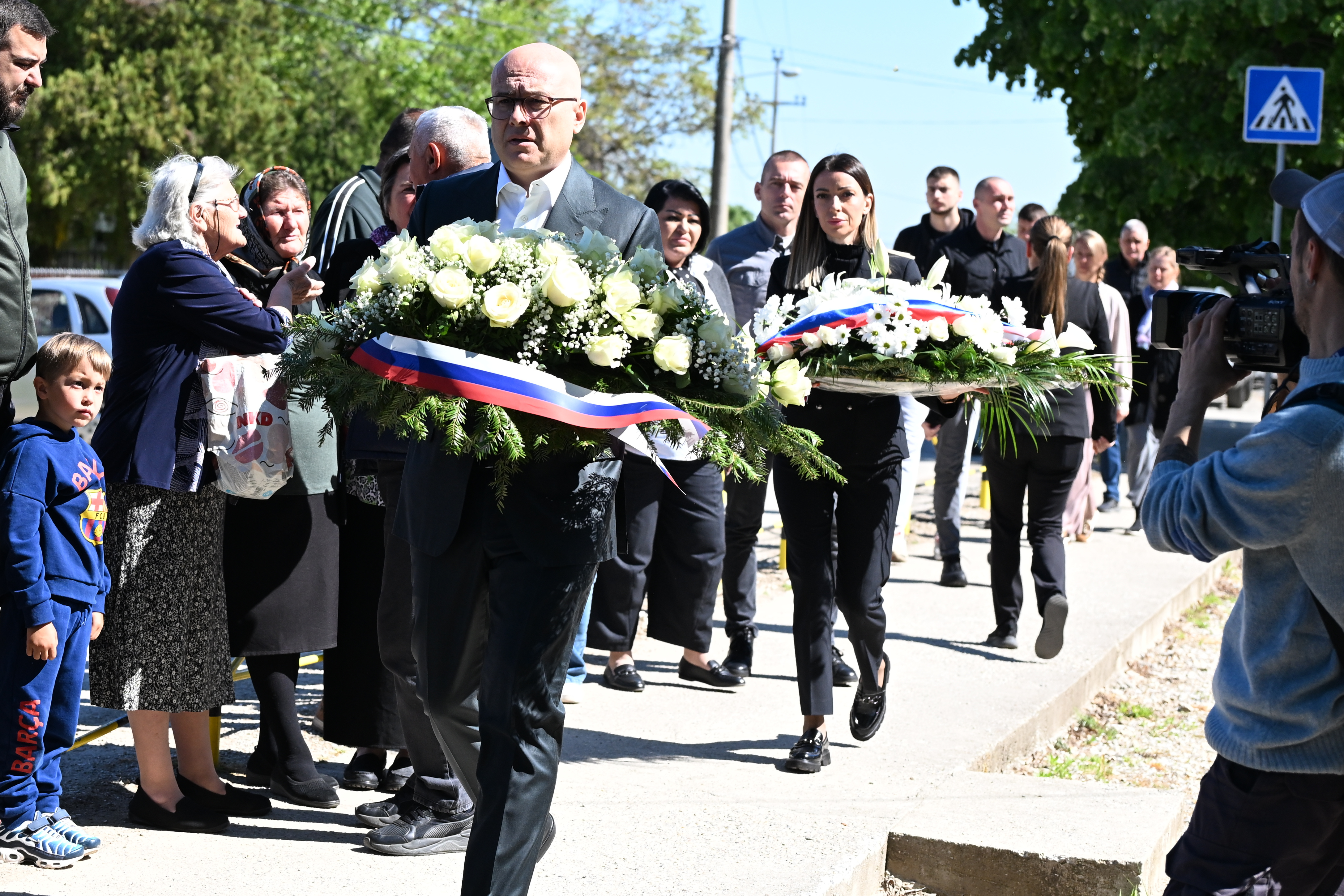 Mesarović i Vučević položili vence u Malom Orašju povodom godišnjice masovnog ubistva