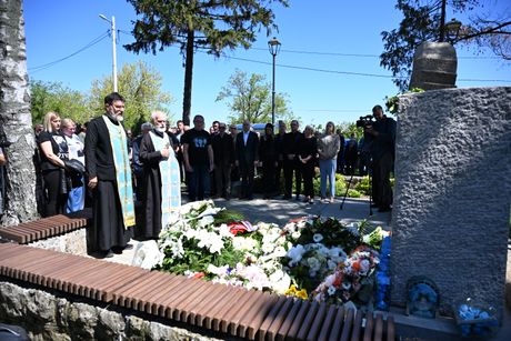 Mesarović i Vučević položili vence u Malom Orašju povodom godišnjice masovnog ubistva